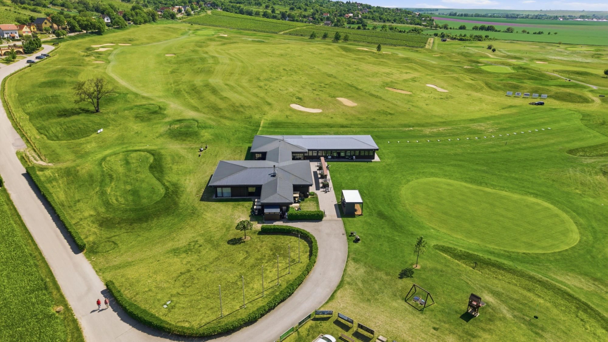 Letecký záber klubovne golfového ihriska a cvičného greenu